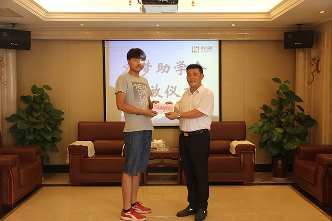 开云网页版集团举行宏梦助学金发放仪式